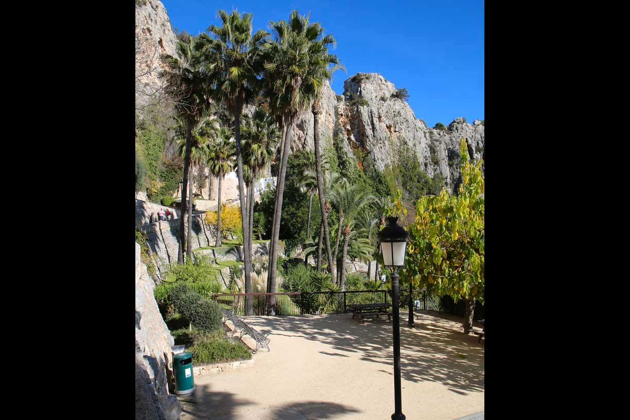 Vue du port depuis les remparts du Chateau Santa Barbara