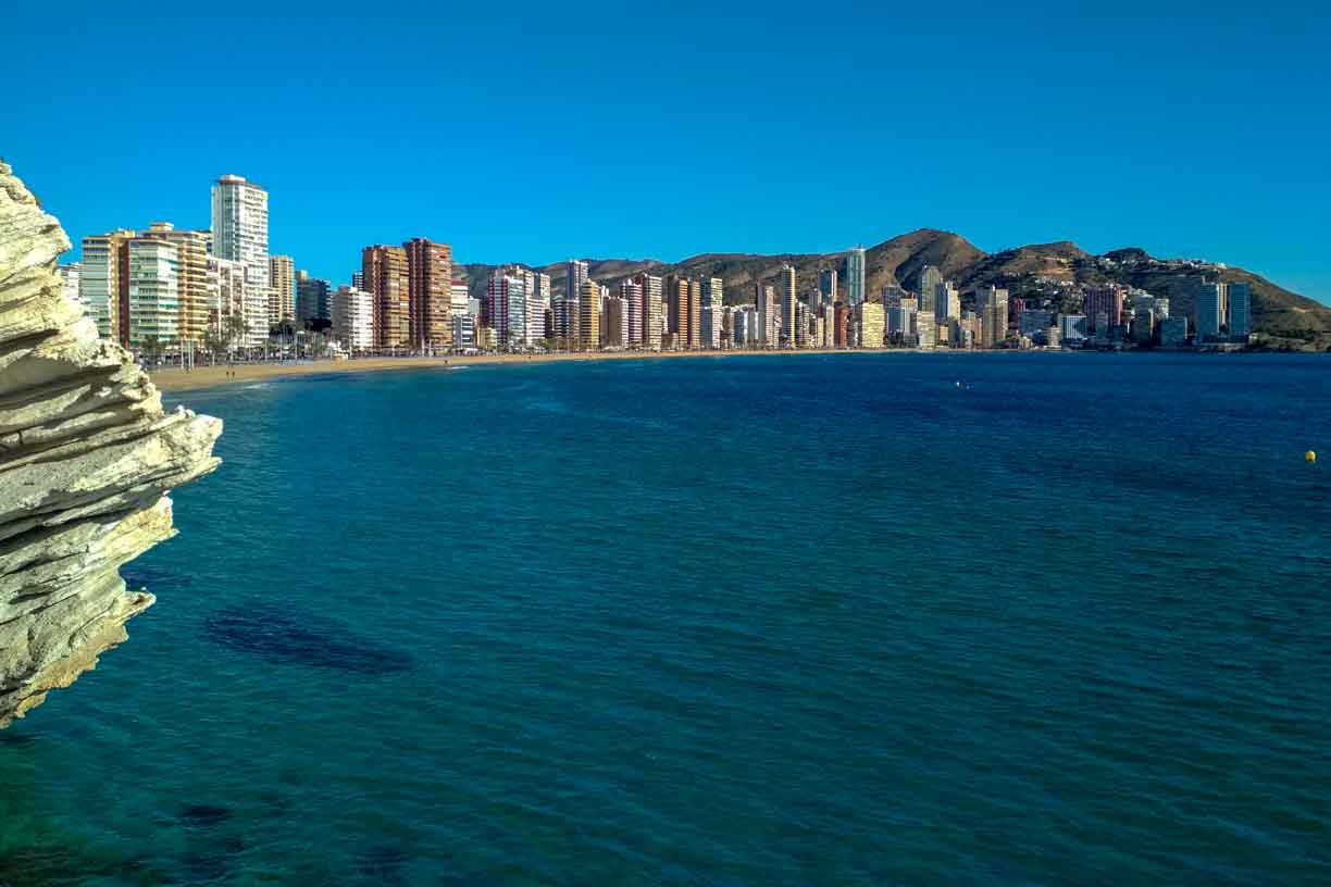 Vue du port depuis les remparts du Chateau Santa Barbara