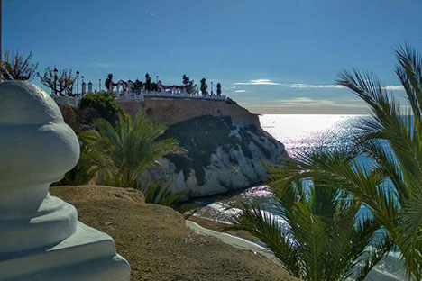 Vue du port depuis les remparts du Chateau Santa Barbara