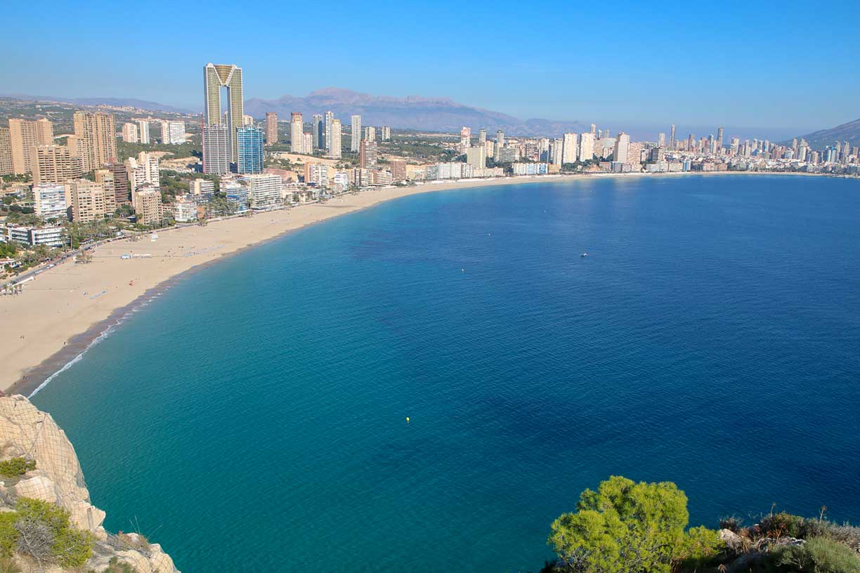Vue du port depuis les remparts du Chateau Santa Barbara