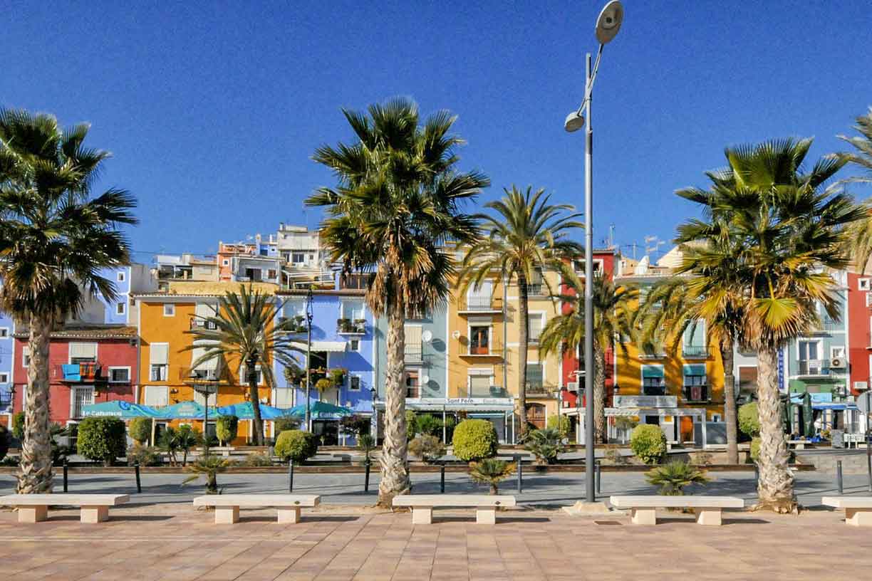 Vue du port depuis les remparts du Chateau Santa Barbara