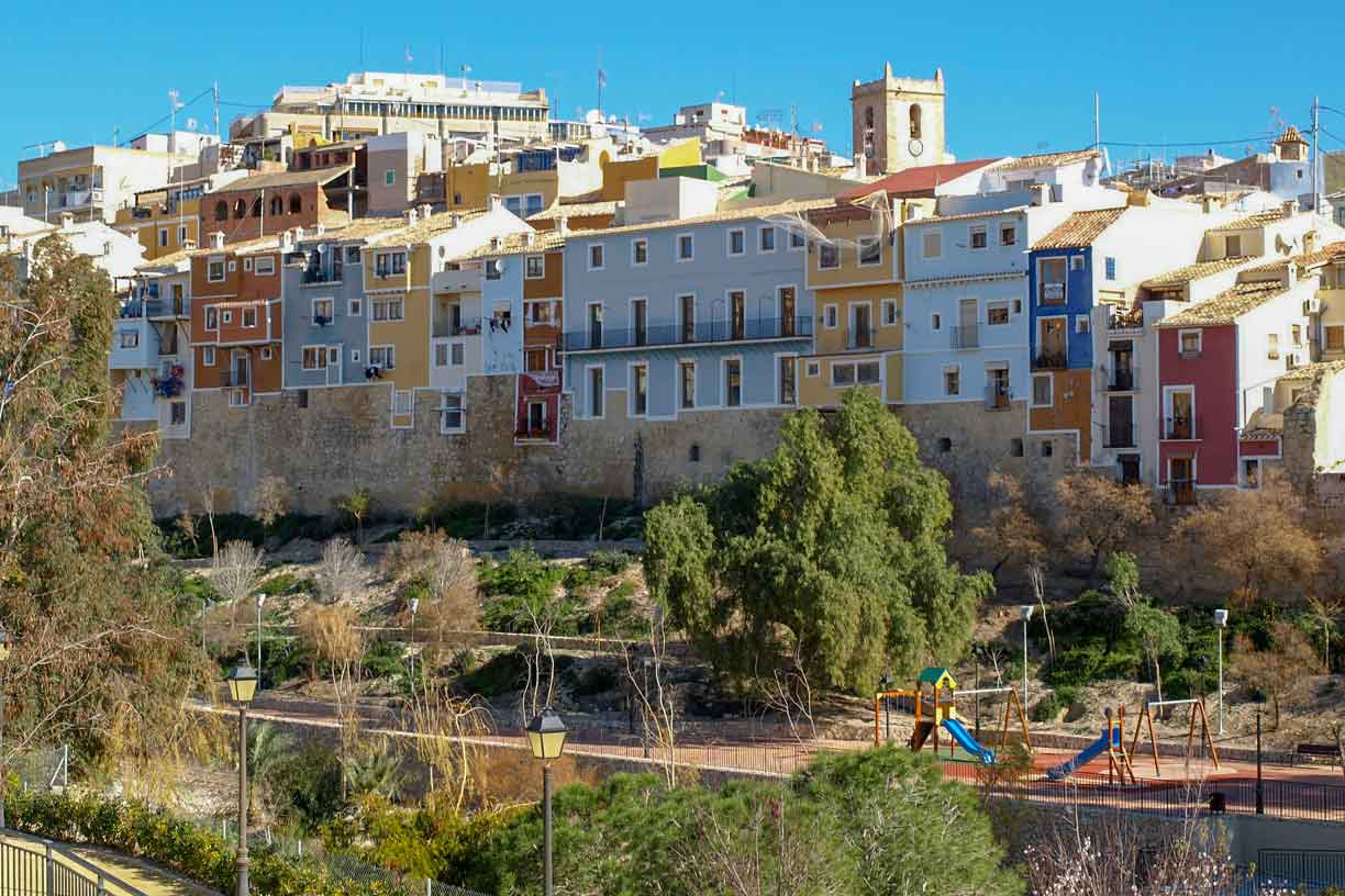 Vue du port depuis les remparts du Chateau Santa Barbara