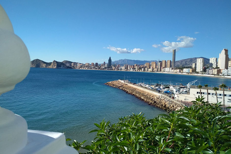 Vue du port depuis les remparts du Chateau Santa Barbara