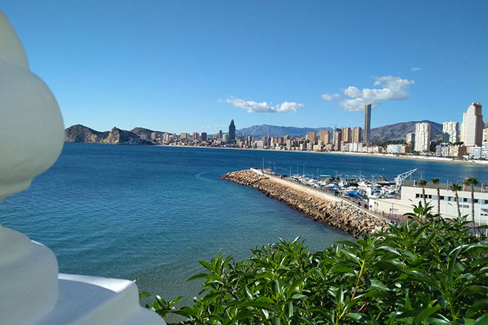 Vue du port depuis les remparts du Chateau Santa Barbara