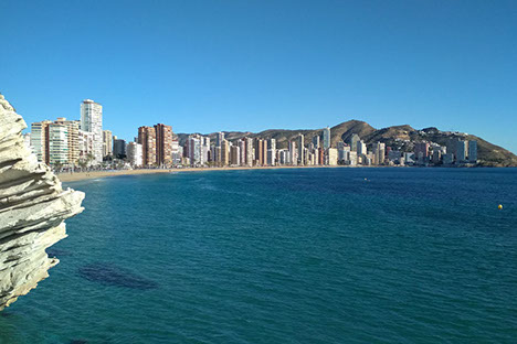 Vue du port depuis les remparts du Chateau Santa Barbara
