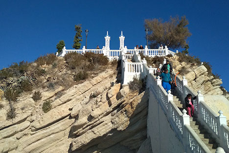 Vue du port depuis les remparts du Chateau Santa Barbara