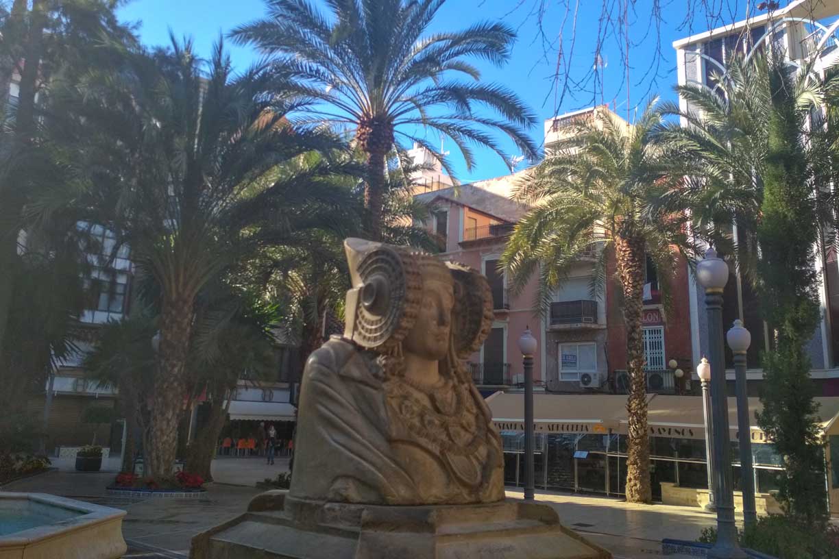 Vue du port depuis les remparts du Chateau Santa Barbara