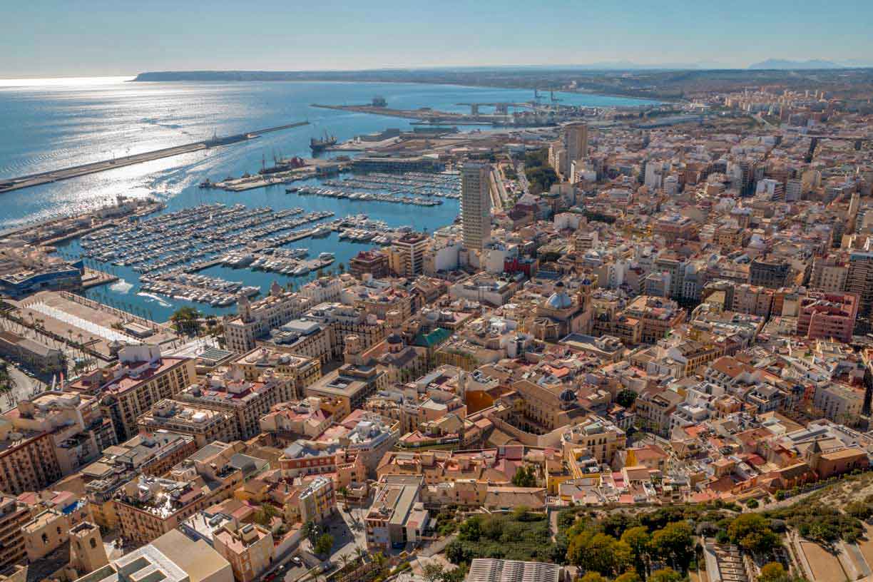 Vue panoramique d'Alicante depuis les remparts du Chateau Santa Barbara