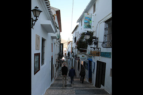Vue du port depuis les remparts du Chateau Santa Barbara