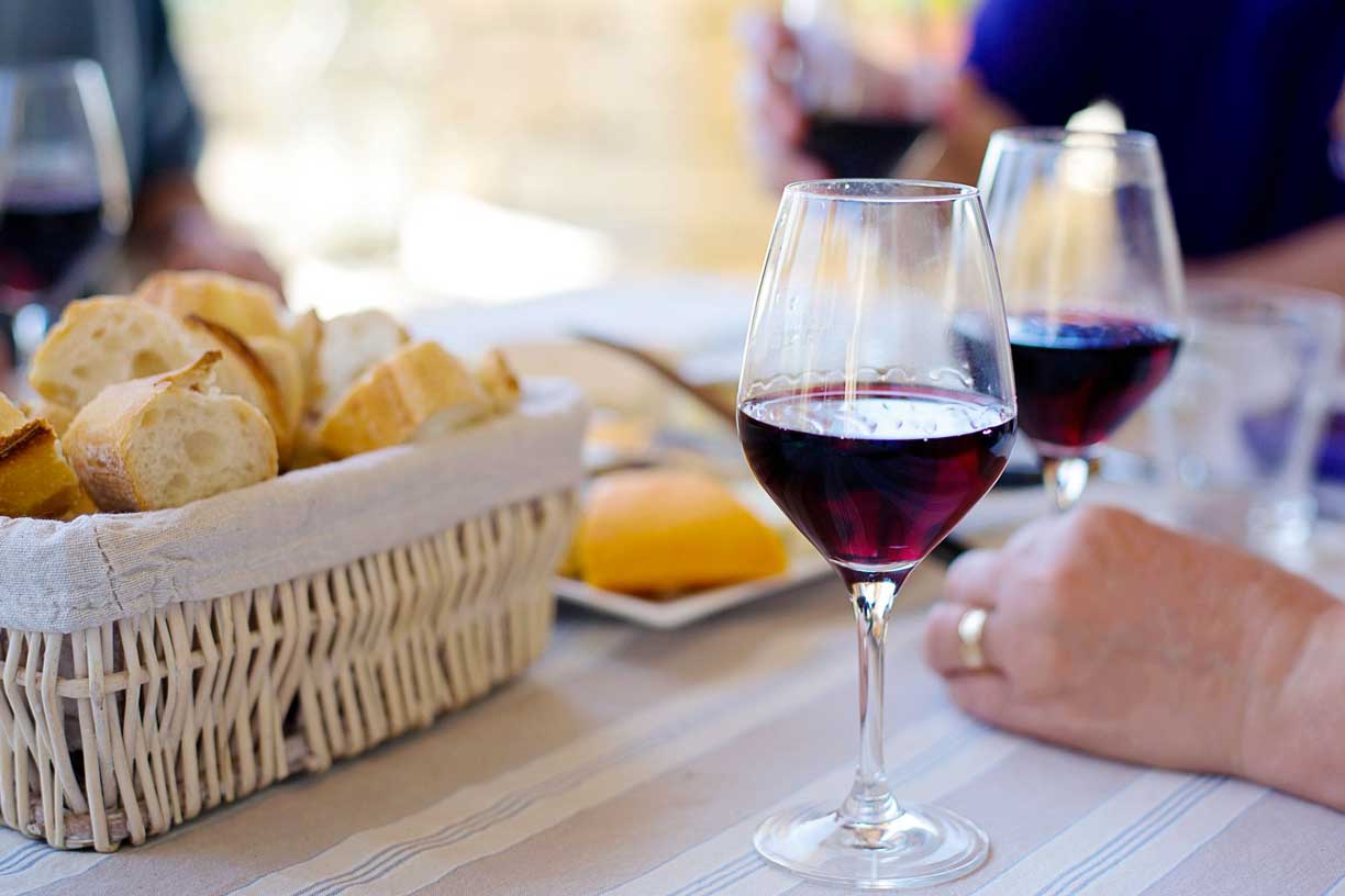 Vue du port depuis les remparts du Chateau Santa Barbara